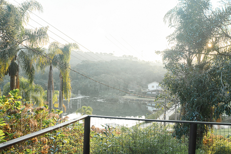 Casa Merlot com Lareira Quadra e Vista para Lago
