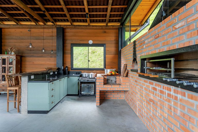 Summer Paradise: Jacuzzi, Pool, and Comfort