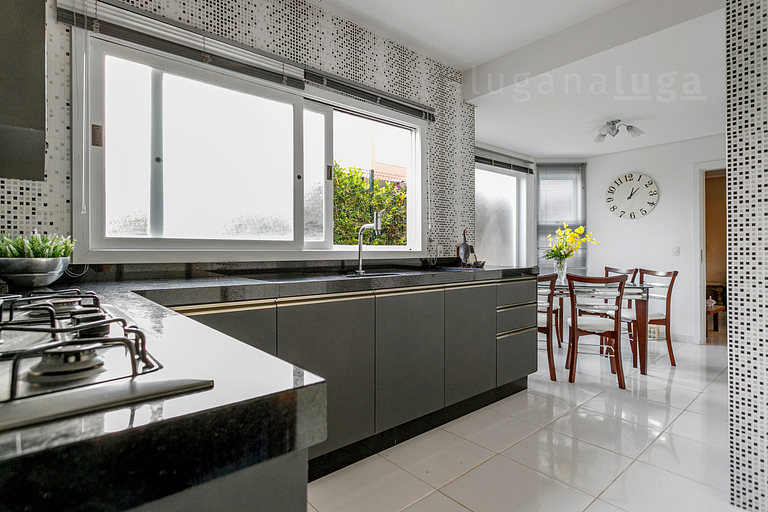 Refúgio Exclusivo em Jurerê: Luxo com Piscina