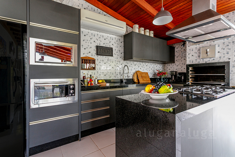 Refúgio Exclusivo em Jurerê: Luxo com Piscina