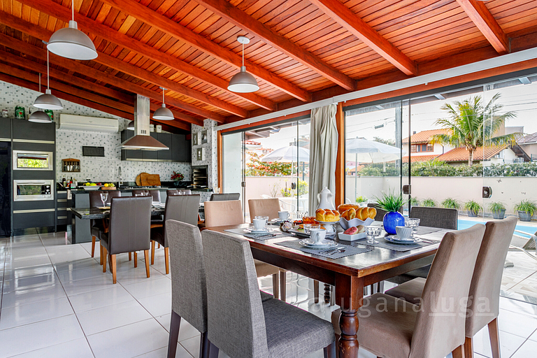 Refúgio Exclusivo em Jurerê: Luxo com Piscina