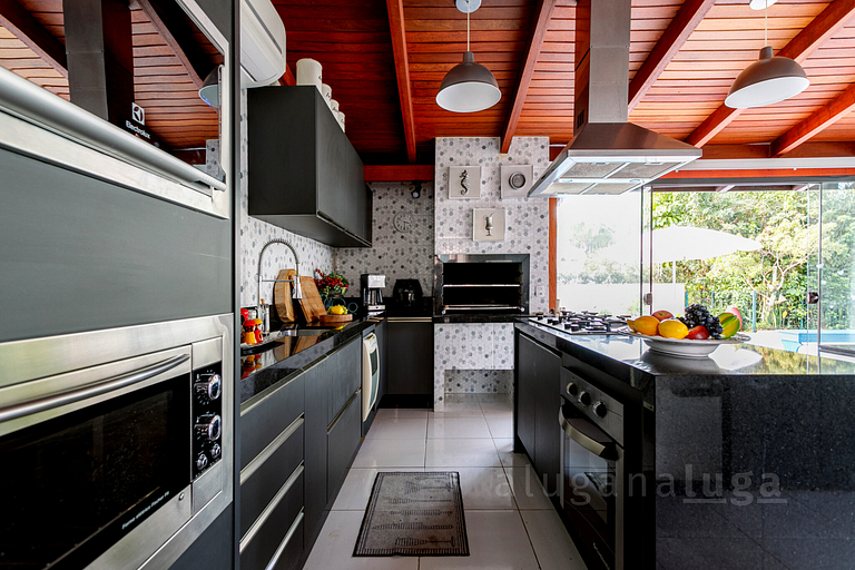 Refúgio Exclusivo em Jurerê: Luxo com Piscina