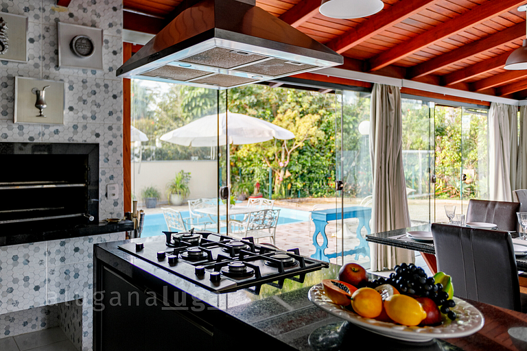Refúgio Exclusivo em Jurerê: Luxo com Piscina