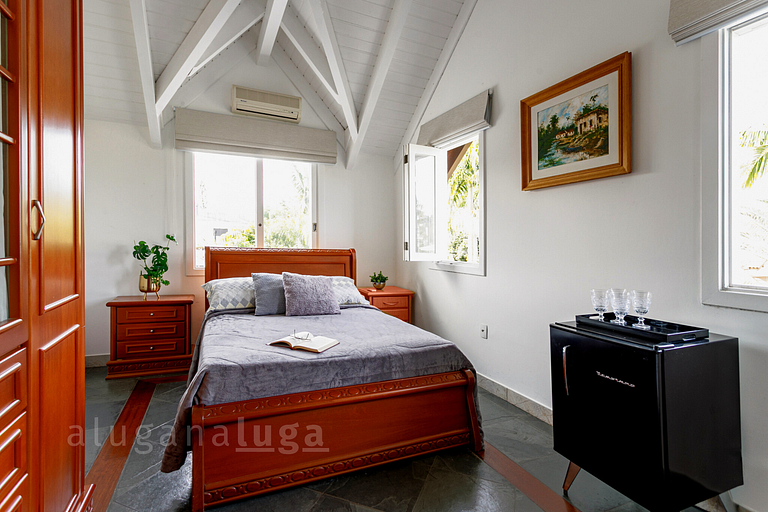 Refúgio Exclusivo em Jurerê: Luxo com Piscina