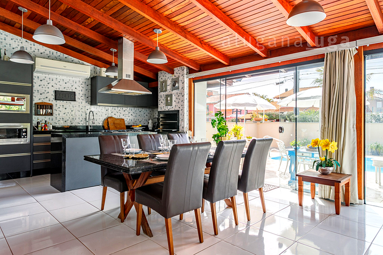 Refúgio Exclusivo em Jurerê: Luxo com Piscina
