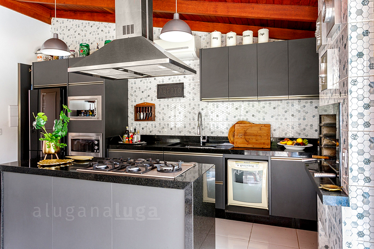 Refúgio Exclusivo em Jurerê: Luxo com Piscina