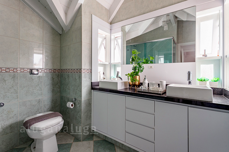 Refúgio Exclusivo em Jurerê: Luxo com Piscina