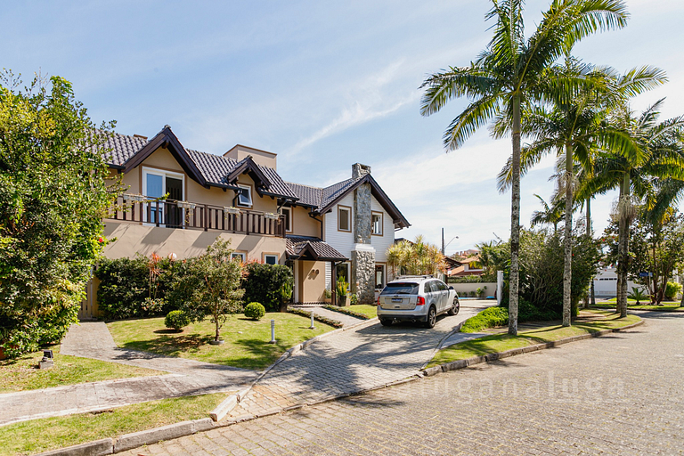 Refúgio Exclusivo em Jurerê: Luxo com Piscina