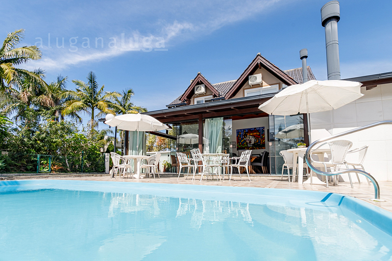 Refúgio Exclusivo em Jurerê: Luxo com Piscina