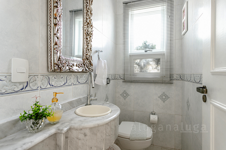 Refúgio Exclusivo em Jurerê: Luxo com Piscina