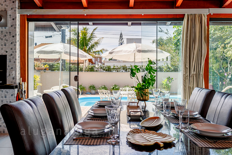 Refúgio Exclusivo em Jurerê: Luxo com Piscina