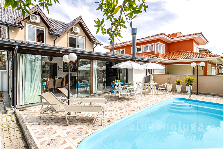 Refúgio Exclusivo em Jurerê: Luxo com Piscina