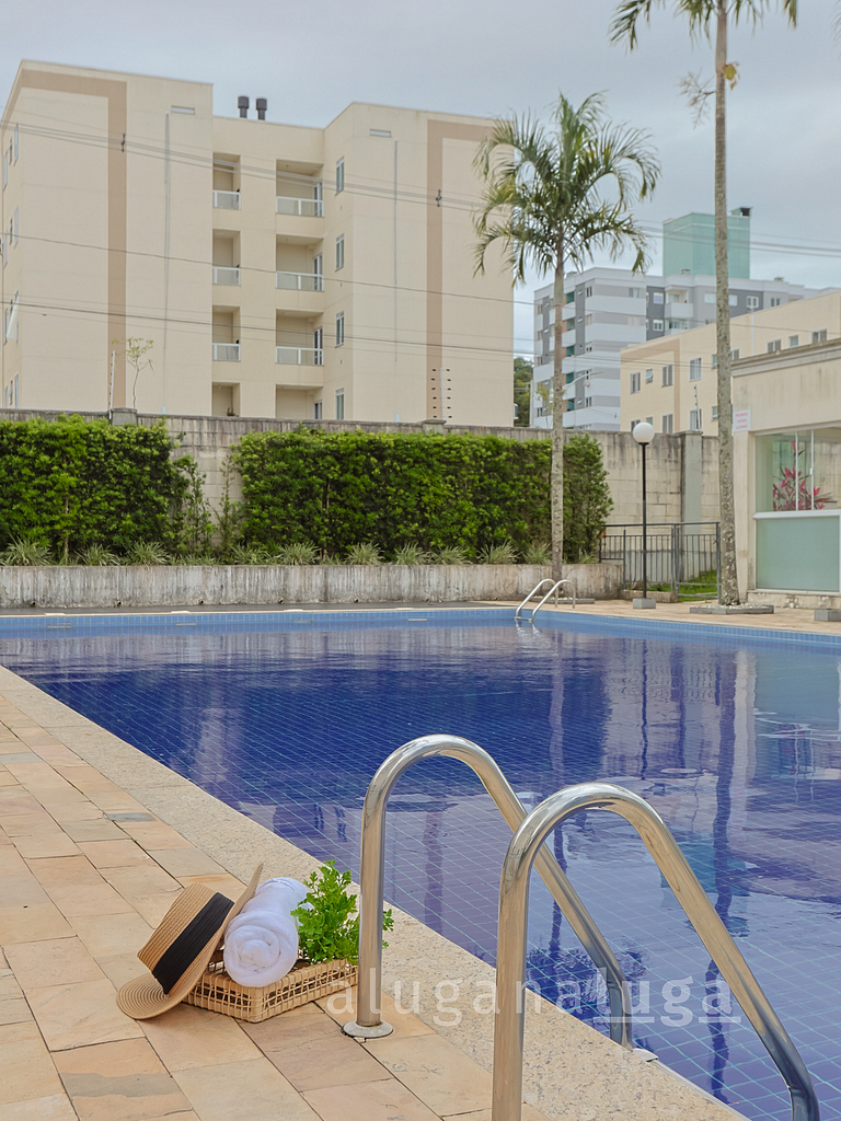 Quarto confortável em condomínio bem localizado