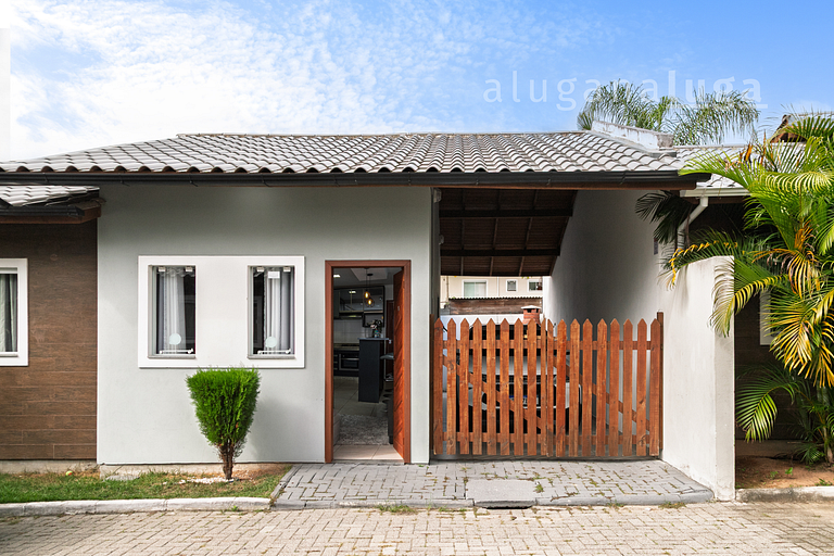 Cozy House near Ingleses Beach