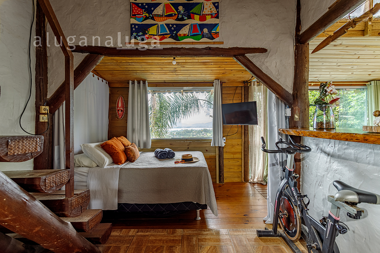 Panoramic Refuge at the Glass House