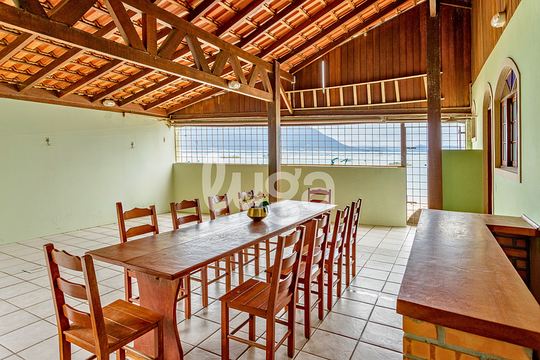 Spacious House with Sea View