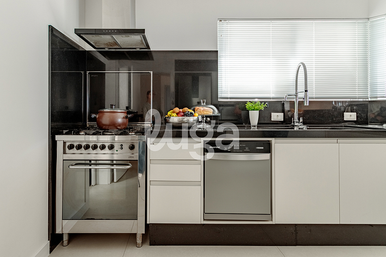 Maritime Retreat 1min from the Beach – BC