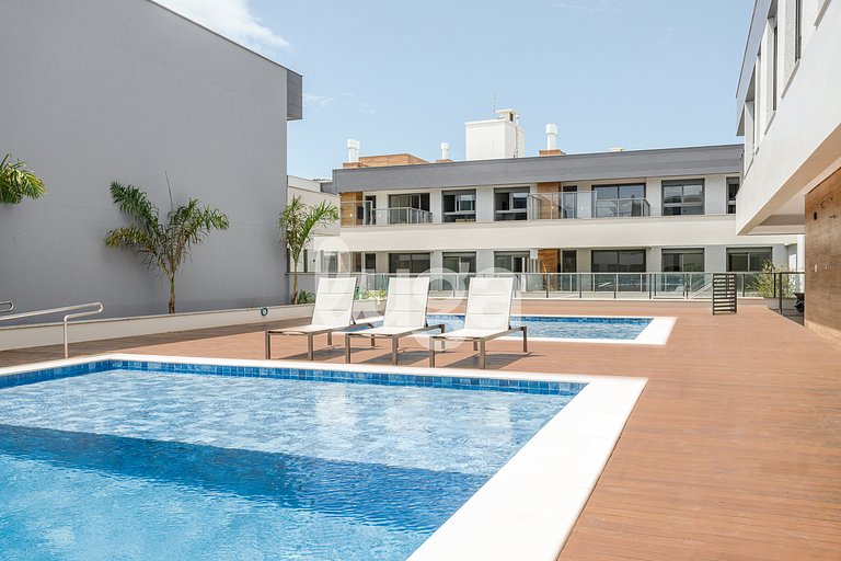 Morro Pedras: Private Jacuzzi and Resort Pool.