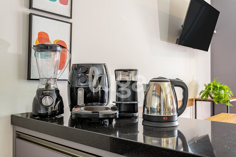 Studio w/ Rooftop Pool – 900m from the Beach