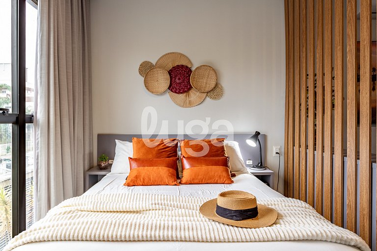 Studio w/ Rooftop Pool – 900m from the Beach