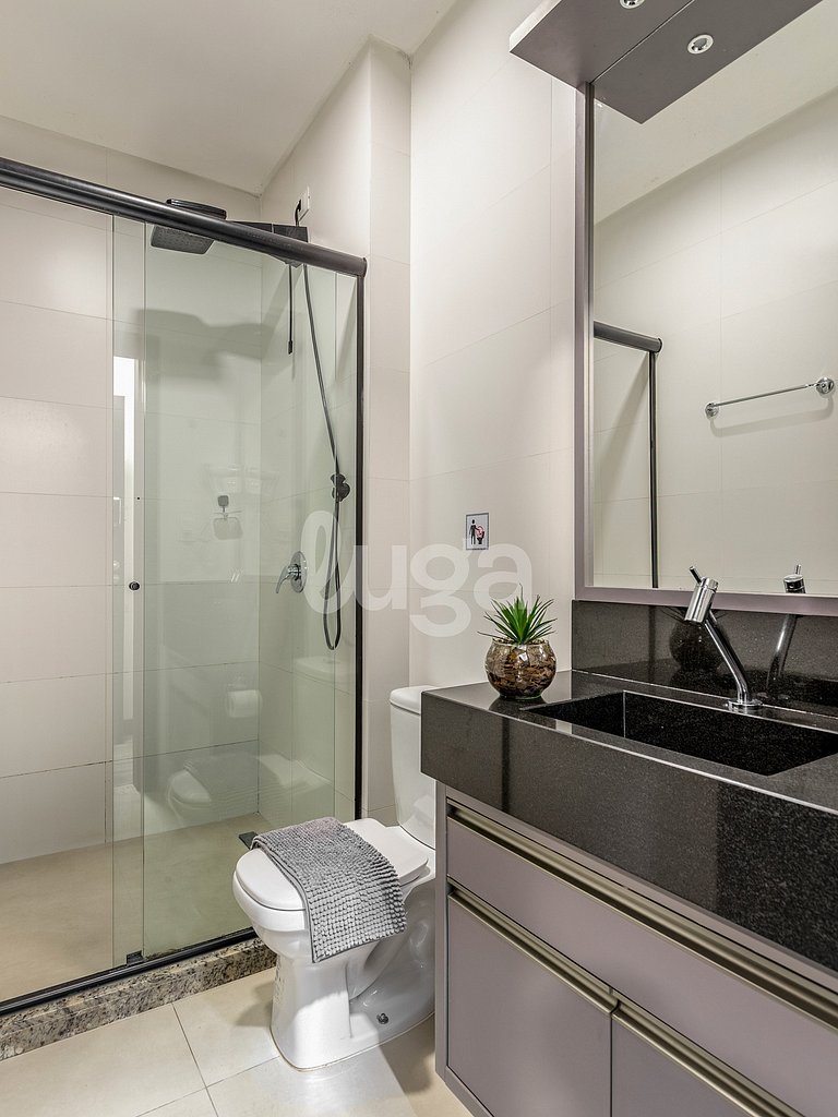 Studio w/ Rooftop Pool – 900m from the Beach