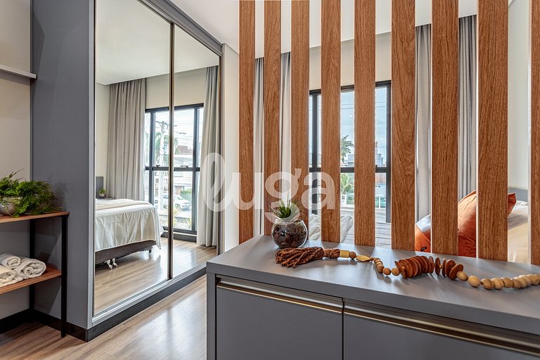 Studio w/ Rooftop Pool – 900m from the Beach