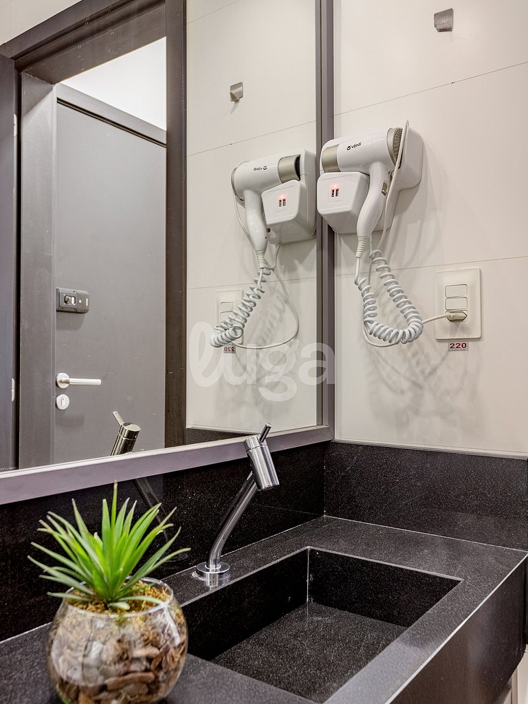 Studio w/ Rooftop Pool – 900m from the Beach