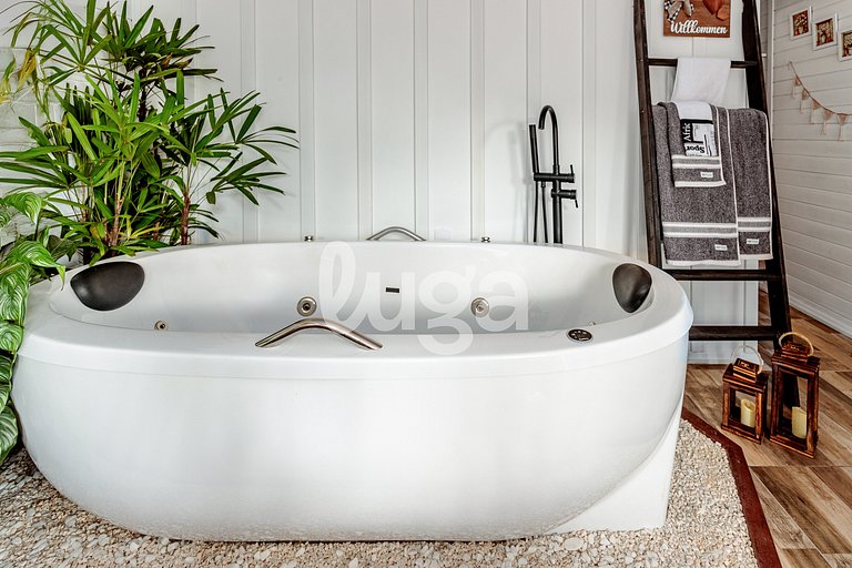 Heart Cabin: Romance, Bathtub & Nature