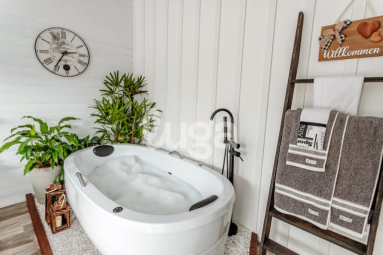 Heart Cabin: Romance, Bathtub & Nature