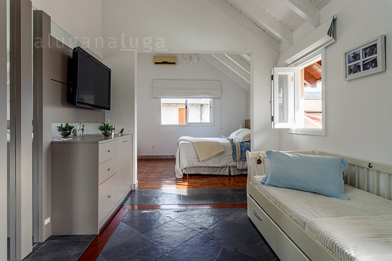 Jurerê Mansion | Pool and Beach 3 min