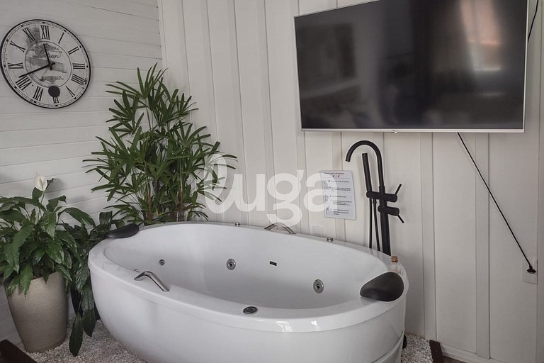 Heart Cabin: Romance, Bathtub & Nature