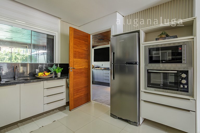 LUGA Vacation Home with Pool and Jacuzzi