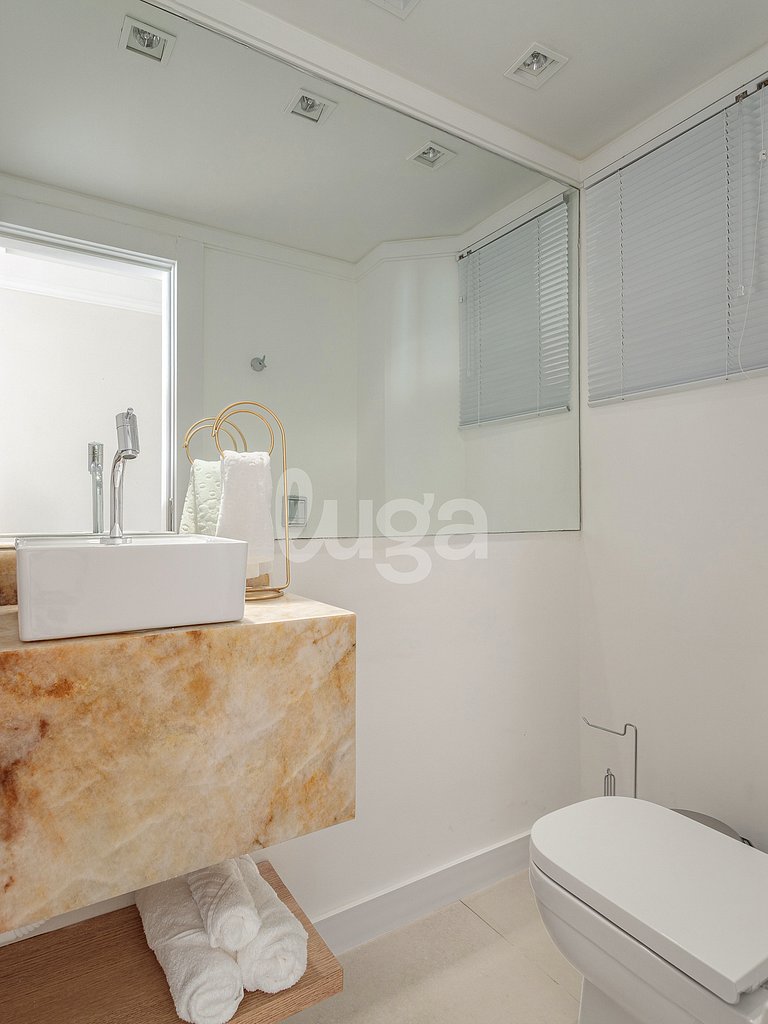 Maritime Retreat 1min from the Beach – BC