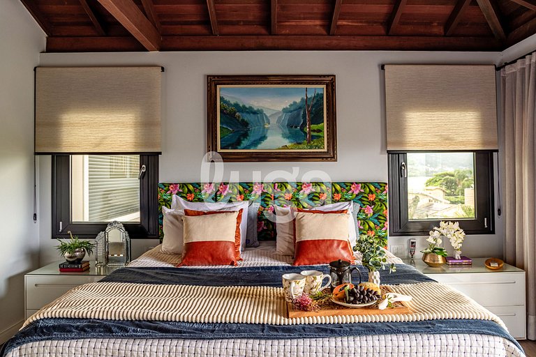 LUGA Sophisticated House with Panoramic View