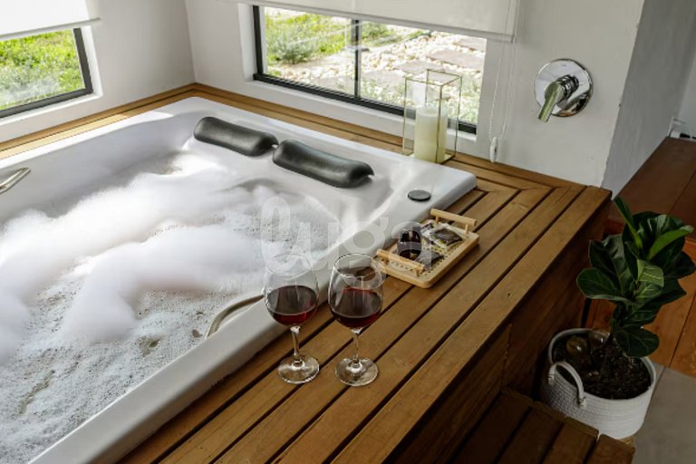 Retreat of the Spring: Chalet, Sauna, and Hot Tub in the Mou