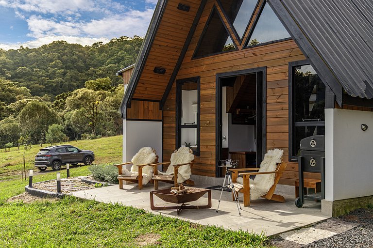 Retreat of the Spring: Chalet, Sauna, and Hot Tub in the Mou
