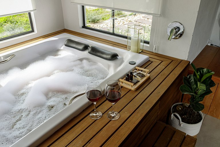Retreat of the Spring: Chalet, Sauna, and Hot Tub in the Mou