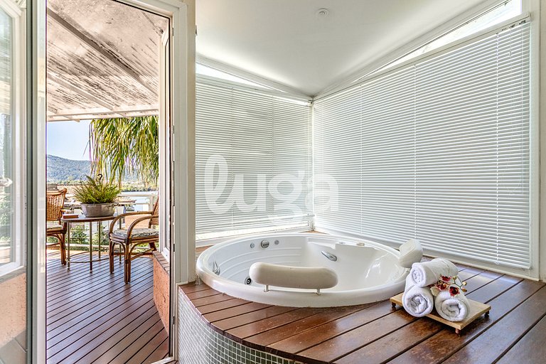 Casa com 4 suítes no Canto da Lagoa com Piscina