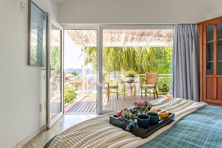 Casa com 4 suítes no Canto da Lagoa com Piscina