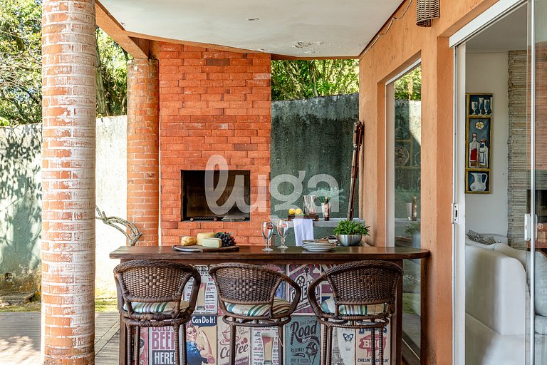 Casa com 4 suítes no Canto da Lagoa com Piscina