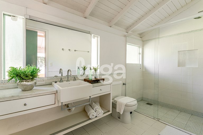 Casa com 4 suítes no Canto da Lagoa com Piscina