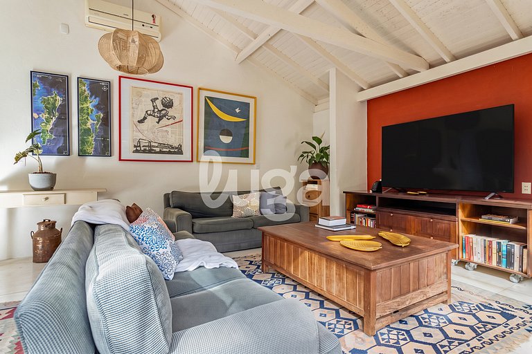 Casa com 4 suítes no Canto da Lagoa com Piscina