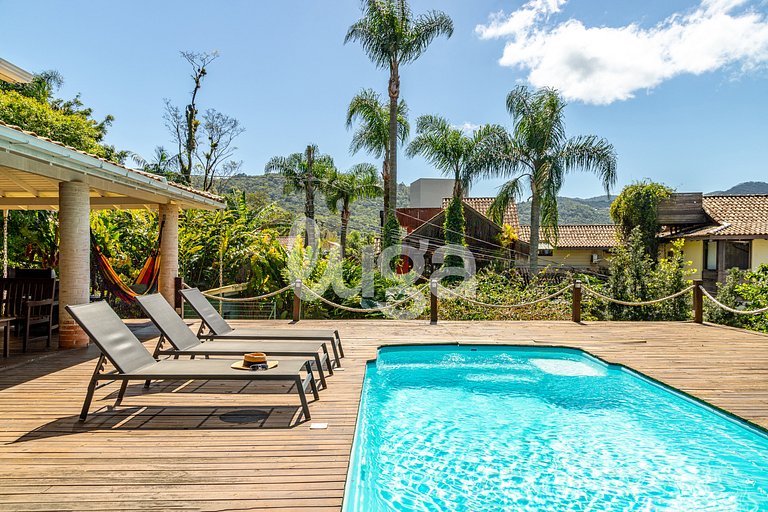 Casa com 4 suítes no Canto da Lagoa com Piscina